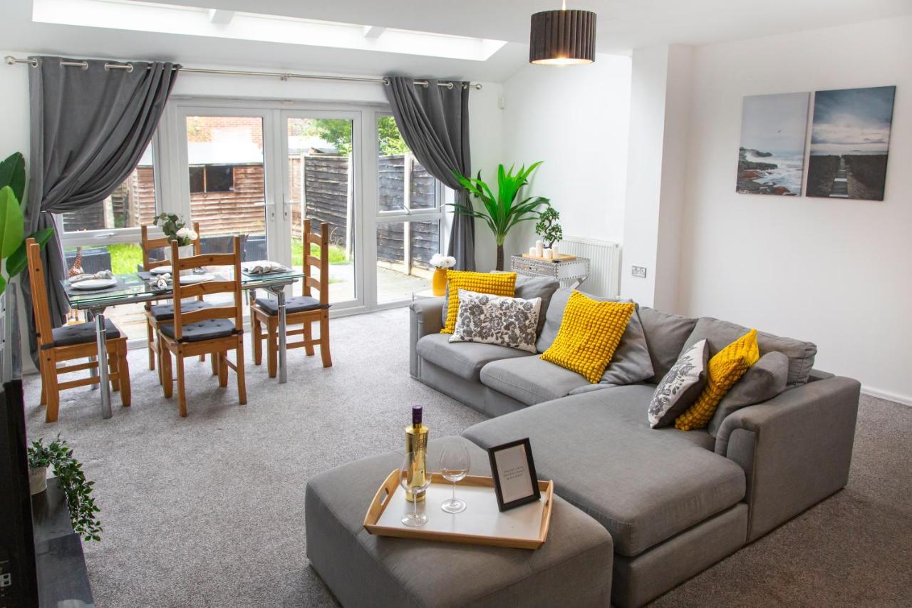 Cozy Townhouse In The Heart Of Greater Manchester Villa Exterior foto