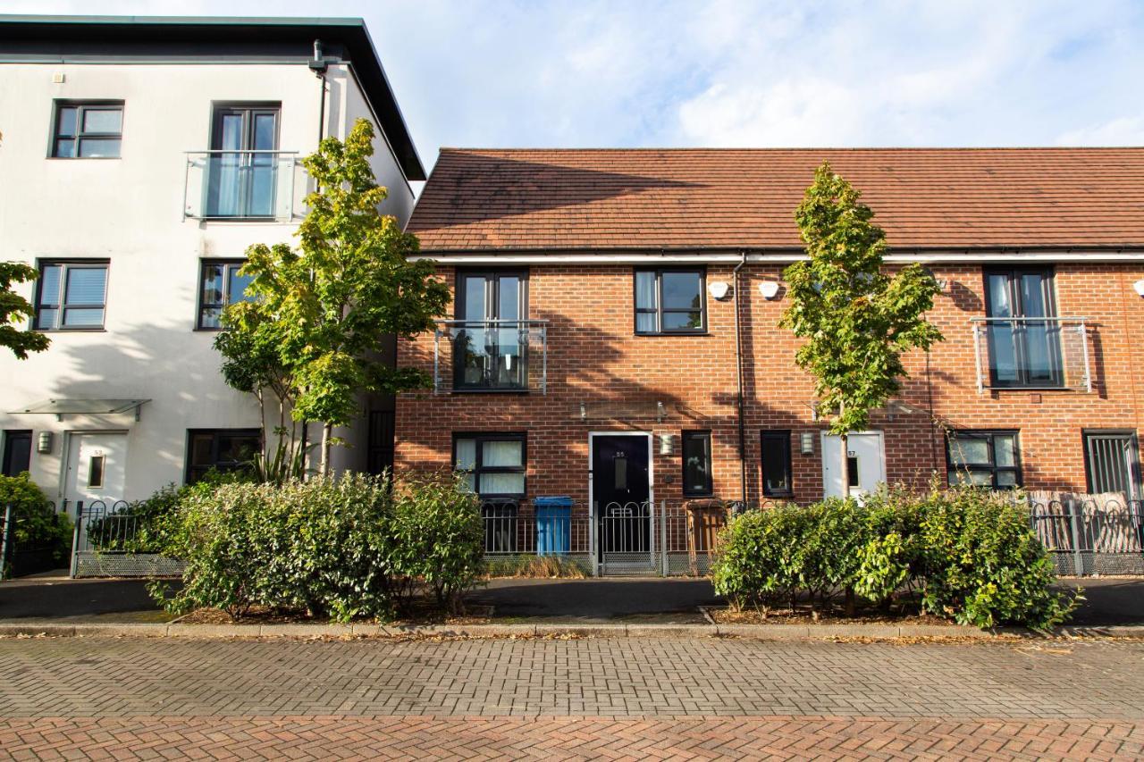 Cozy Townhouse In The Heart Of Greater Manchester Villa Exterior foto